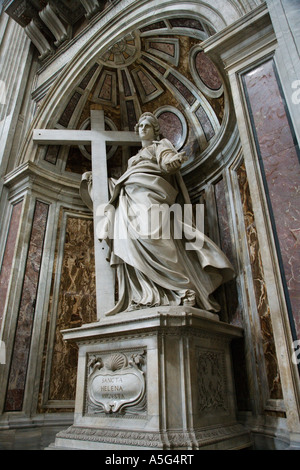 Saint Helena statua all'interno della Basilica di San Pietro Roma Italia Foto Stock