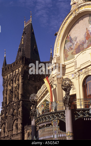 Casa Municipale e porta polvere di Praga Repubblica Ceca Foto Stock
