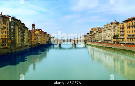 Il fiume Arno guardando ad est il Ponte Vecchio Firenze Toscana Italia Europa fiume Firenze acqua fluente fiume angolo ampio panorama Foto Stock