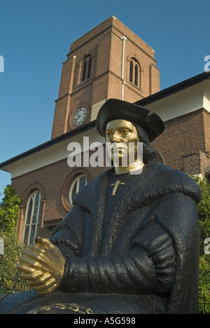 Statua di Sir Thomas More nella parte anteriore del Chelsea vecchia chiesa Londra Inghilterra REGNO UNITO Foto Stock