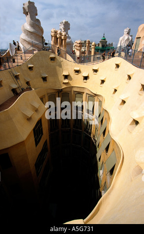 Fantastiche forme scultoree sul tetto di Antoni Gaudi s Las Pedrera blocco di appartamenti Casa Mila Barcellona Spagna Foto Stock