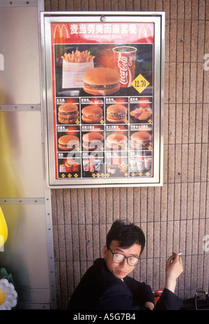 Fast food McDonalds, Big Mac hamburger, hamburger bar, americanizzazione, globalizzazione, anni '1998 1990, Pechino, Cina, HOMER SYKES Foto Stock