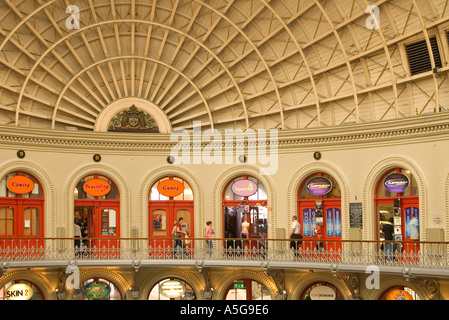 Dh del centro città di Leeds West Yorkshire negozi shoppers Corn Exchange primo piano balcone shop mall indoor Foto Stock