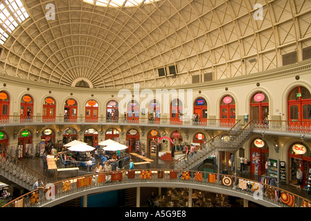 Dh del centro città di Leeds West Yorkshire negozi shoppers Corn Exchange balcone plaza cafe edificio vittoriano shopping Foto Stock