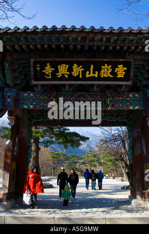 Tradizionali porte in legno ad ingresso a Seoraksan Parco Nazionale della Corea del Sud Foto Stock