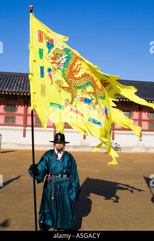 Guardia d'onore con bandiera Gyeongbokgung Palace Seoul COREA Foto Stock