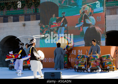 Ballo e musica in occasione di una cerimonia che si terrà all'interno di Gyeongbokgung Seoul COREA Foto Stock