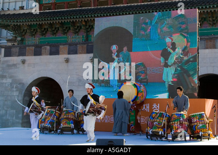 Ballo e musica in occasione di una cerimonia che si terrà all'interno di Gyeongbokgung Seoul COREA Foto Stock