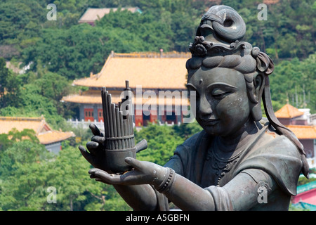 Bodhisattva saint davanti al Monastero Po Lin a Tian Tan Buddha Lantau Island Hong Kong Foto Stock