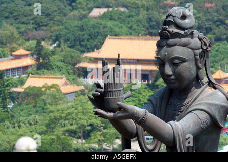 Bodhisattva saint davanti al Monastero Po Lin a Tian Tan Buddha Lantau Island Hong Kong Foto Stock