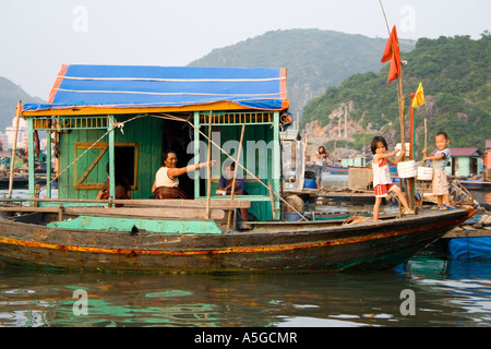 I bambini piccoli che vivono su Houseboat Catba Island Halong Bay Vietnam Foto Stock