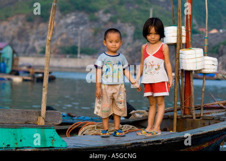 I bambini piccoli che vivono su Houseboat Catba Island Halong Bay Vietnam Foto Stock