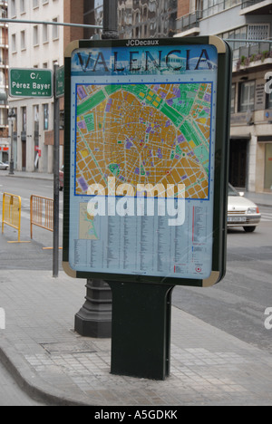 Un utile mappa stradale display stand nella città street, Valencia, Spagna Foto Stock