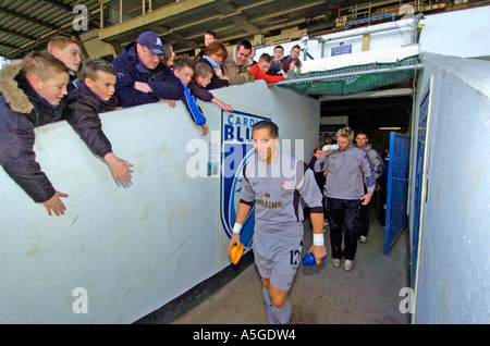 Gavin Henson a piedi al di fuori del tunnel di giocatori a Cardiff Rugby ground, UK. Foto Stock