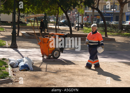 Un pulitore di via sgomberare i rifiuti in un parco. Valencia, Spagna Foto Stock