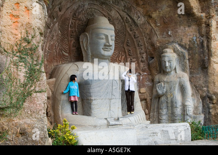 Le ragazze pongono sul sito in miniatura la splendida Cina Culturale del Parco a Tema Shenzhen in Cina Foto Stock