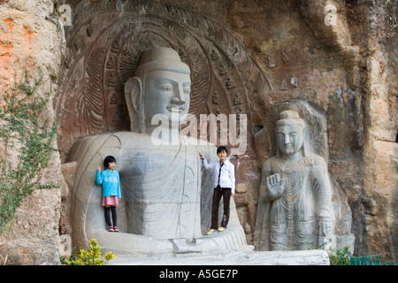 Le ragazze pongono sul sito in miniatura la splendida Cina Culturale del Parco a Tema Shenzhen in Cina Foto Stock