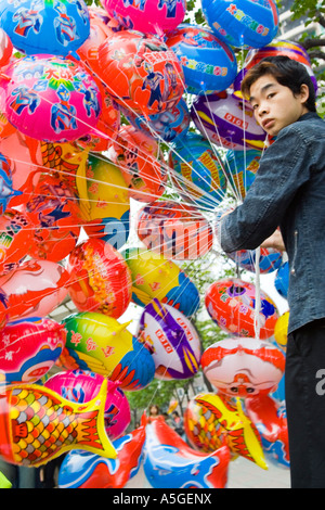 Ragazzo palloncini vendita Guangzhou in Cina Foto Stock