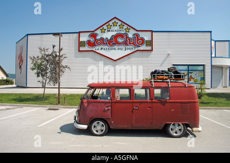 VW Split Screen camper di fronte all amore segno Club nelle Alpi francesi Foto Stock