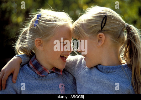 Ritratto di due biondo ragazze, STATI UNITI D'AMERICA Foto Stock