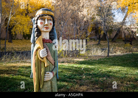 Una scultura di angelo Gabriele in uno spazio pubblico lungo Alameida Street a Santa Fe Foto Stock