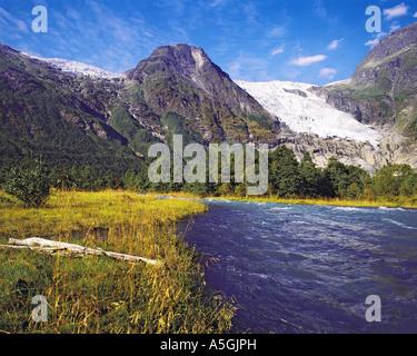 Il Ghiacciaio Boyabreen a strapiombo tra due picchi rocciosi e il fiume Boyabreen, Norvegia, Jostedal Foto Stock