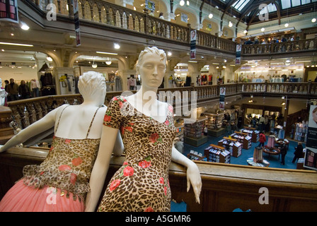 Manequins pongono accanto a ringhiere sul balcone della famosa sistemazione department store Jenners in Edinburgo Regno Unito Foto Stock