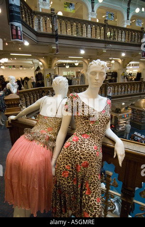 Manequins pongono accanto a ringhiere sul balcone della famosa sistemazione department store Jenners in Edinburgo Regno Unito Foto Stock