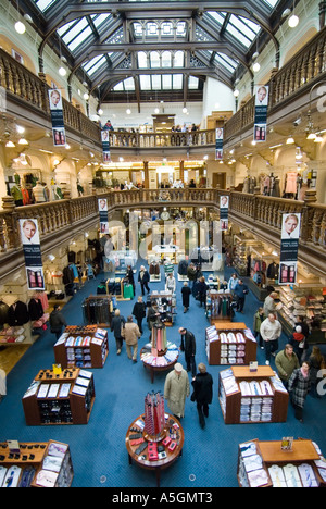 Vista del grande atrio e balconi all'interno del famoso Jenners department store in Edinburgh Foto Stock