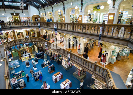 Vista del grande atrio e balconi all'interno del famoso Jenners department store in Edinburgh Foto Stock