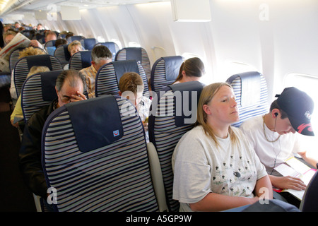 All'interno di un aereo di passeggero in volo Foto Stock
