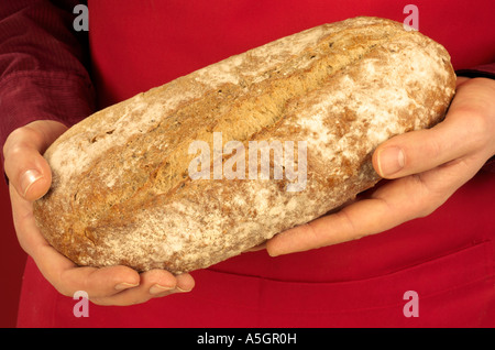 Uomo con crostini di pane bianco Foto Stock