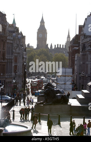 Vista su Trafalgar Square verso il Big Ben e il Parlamento Foto Stock