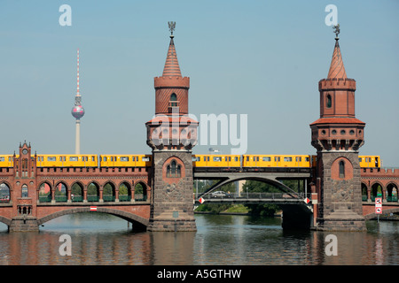 Oberbaum ponte che attraversa il fiume Sprea a Berlino con la torre della televisione in background Foto Stock