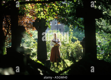 Dame Judi Dench Hampstead North London ritratto dell'attrice il cimitero era fuori dalla sua porta principale. Intorno agli anni '1995 1990 del Regno Unito HOMER SYKES Foto Stock