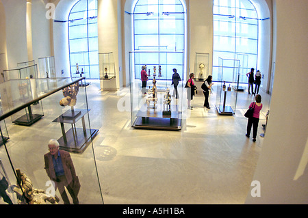 Parigi Francia interno "Museo del Louvre' i turisti in visita a 'African Asian Oceanic e American Arts Cultura Galleria di Scultura Foto Stock