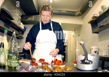 Chef donna "Flora Mikula" che lavora in cucina al ristorante "Flora", Parigi, Francia, dessert alla fragola, CUCINA FRANCESE Foto Stock