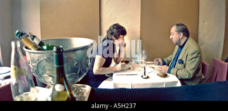 Paio di condivisione dei pasti, avente il pranzo a Parigi Francia - Francese Ristorante Bistro "Claude Colliot' Foto Stock