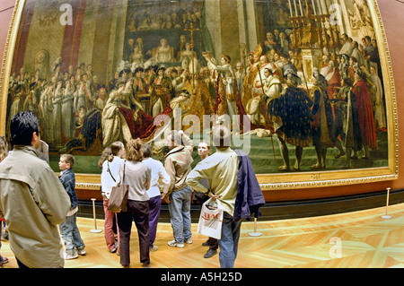 PARIGI Francia, Museo del Louvre gruppi di turisti che cercano la mostra "quadri classici francesi", Louver chef d'oeuvre (credito d'artista: David) famiglia Foto Stock