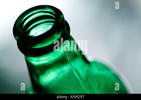Chiusura del vuoto aperto verde bottiglia di birra collo Foto Stock