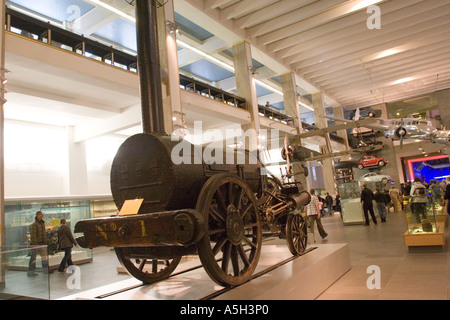 Replica di George Stephenson's Rocket motore a vapore, nel museo della scienza, South Kensington London GB Foto Stock