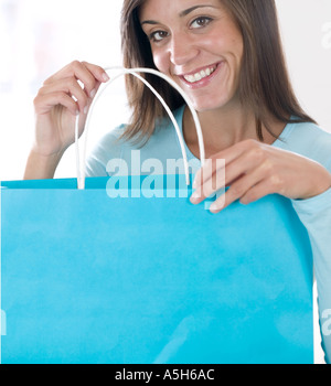 Giovane donna in possesso di una borsa per la spesa Foto Stock