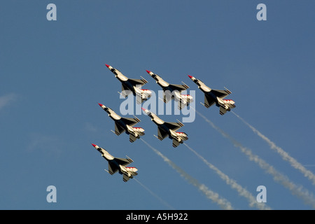 United States Air Force Thunderbirds team battenti nel triangolo contro un profondo cielo blu Foto Stock