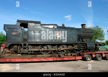 Grande motore di vapore che viene erogata e scaricati dal retro di un camion a Swindon and Cricklade Railway Foto Stock