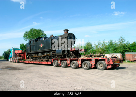 Grande motore di vapore che viene erogata e scaricati dal retro di un camion a Swindon and Cricklade Railway Foto Stock