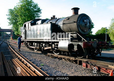 Grande motore di vapore che viene erogata e scaricati dal retro di un camion a Swindon and Cricklade Railway Foto Stock