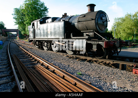 Grande motore di vapore che viene erogata e scaricati dal retro di un camion a Swindon and Cricklade Railway Foto Stock