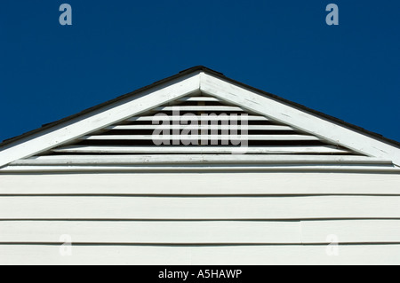 La cima del tetto di una casa in sole luminoso sotto un cielo blu chiaro. Spazio per la copia. Macchina fotografica: Nikon D2x. Foto Stock