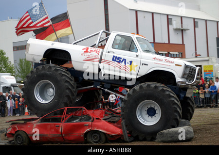 Monster truck la frantumazione di un'altra auto Foto Stock