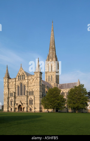 Punto di riferimento storico architettura gotica inglese antica torre e spire Anglican Salisbury Cathedral West front in Wiltshire paesaggio Inghilterra UK Foto Stock